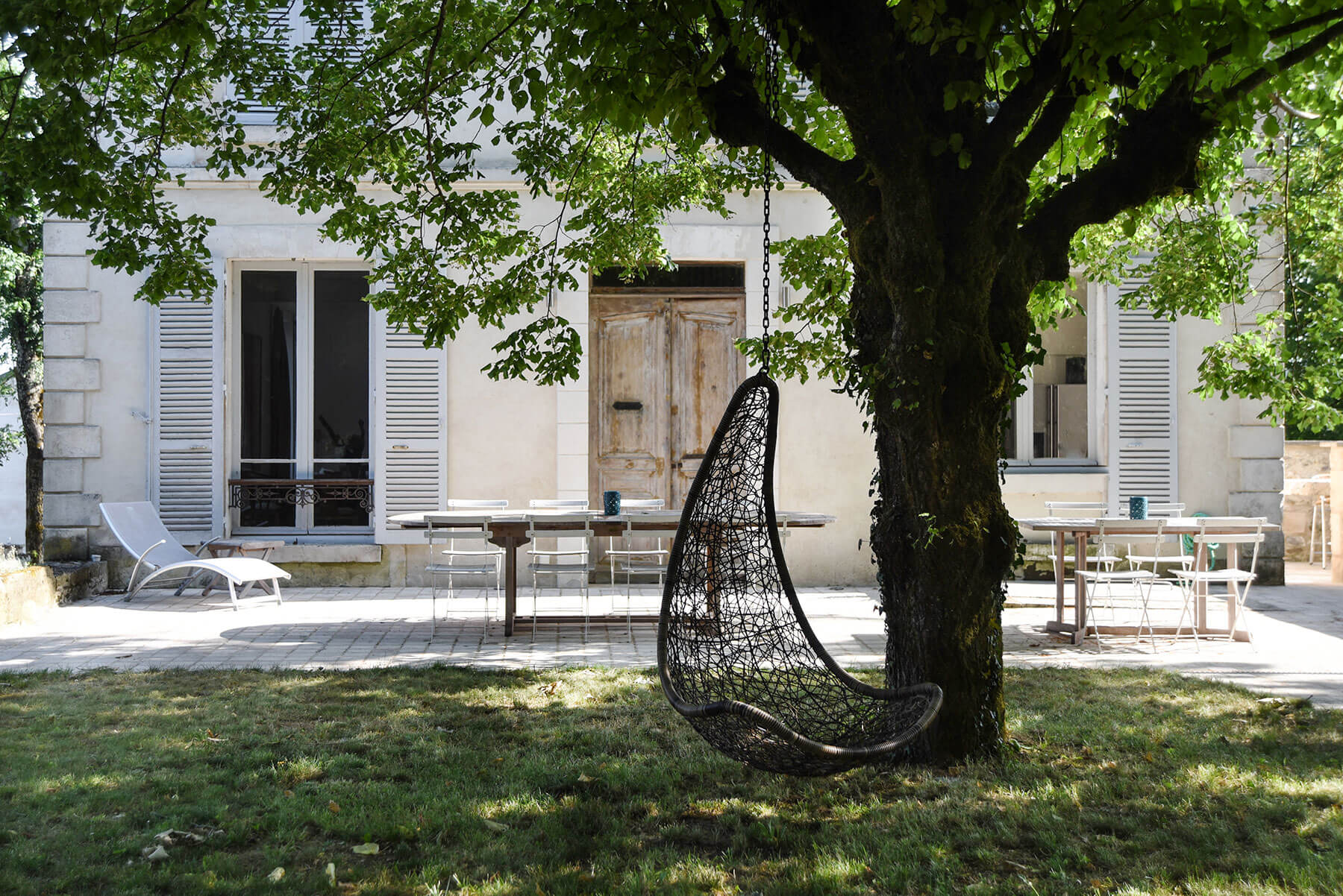 Annex garden with swing